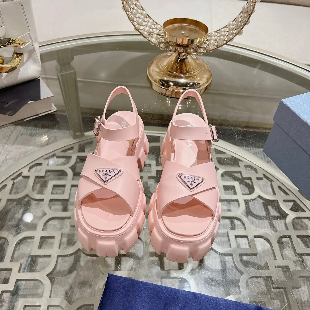 👟👟Ex-factory price 440👟👟 Prada's new spring and summer sawtooth Roman thick-soled rubber sandals, retro, fashionable and avant-garde gear teeth 55mm, thick-soled soles with rubber uppers, making the whole pair of shoes light and comfortable, bright colors, satisfying a variety of choices for fashionable people with different styles! The iconic metal triangle logo is paired with the shape of ancient beach sandals. Every design element is fashionable! Code number 35-40